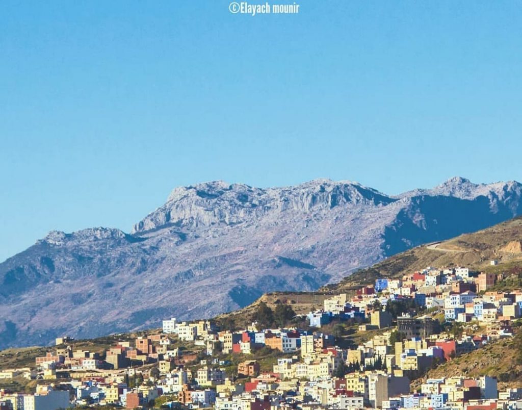 الصورة لمدينة الشاون وخلفها قمة جبل حافة زلطان شمال المغرب بعدسة El Ayach Mounir